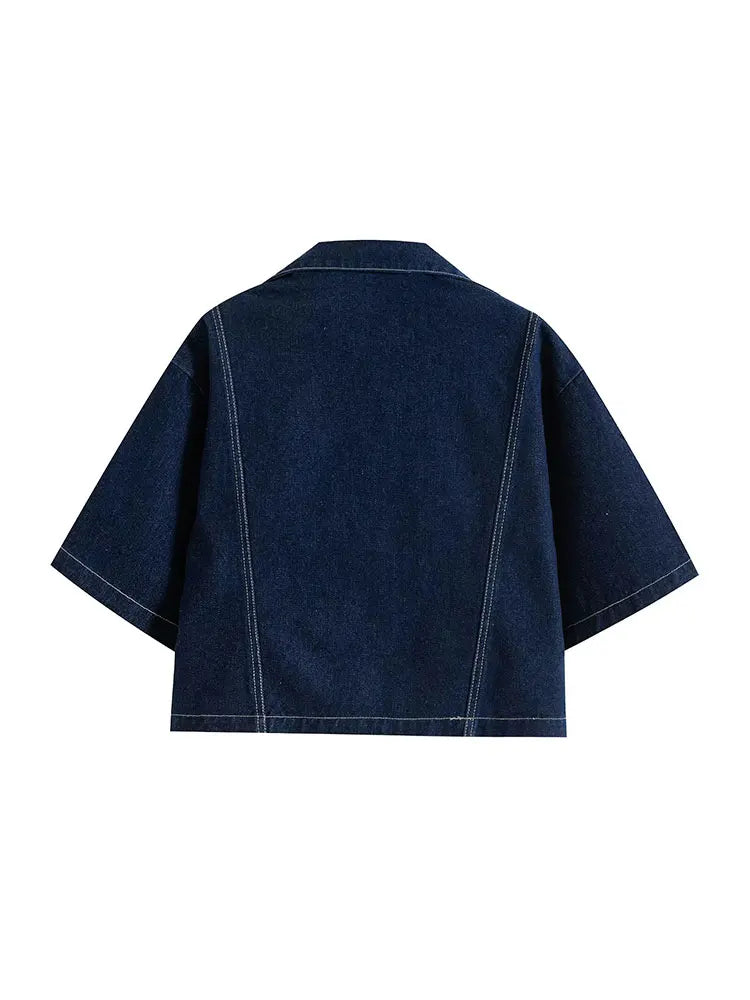 Conjunto feminino de verão 2026 com estilo casual e streetwear. Inclui mini saia, shorts e camisa curta em denim, perfeito para criar looks modernos e confortáveis