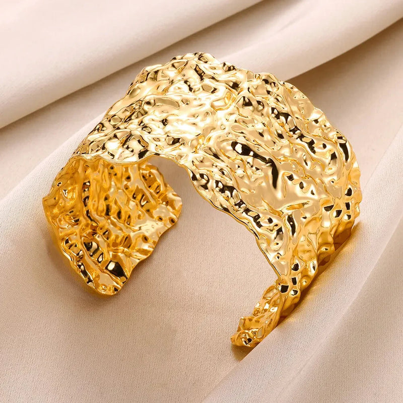 Bracelete Feminino Clássico com Padrão Relevo – Pulseira Cuff em Aço Inoxidável Dourado, Presente Elegante