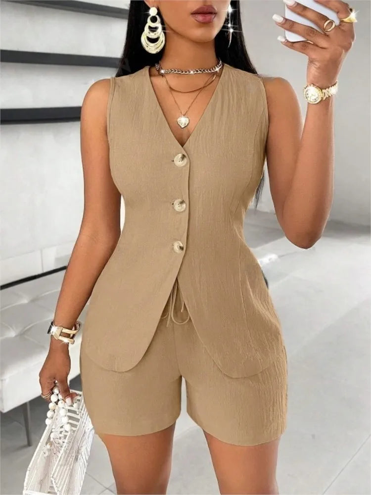 Renove seu guarda-roupa de verão com este conjunto feminino 2 peças 2025. Composto por top elegante com botões e shorts de cintura alta
