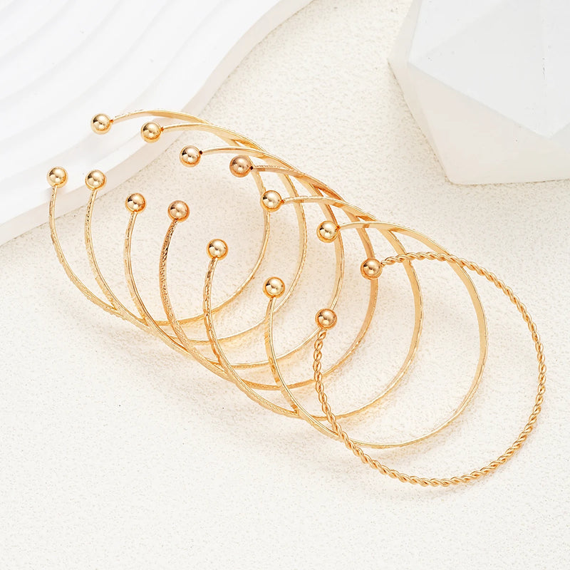 onjunto de 7 Pulseiras Punk Femininas – Douradas com Estampa de Coração, Braceletes Abertos de Metal, Streetwear Goth, Acessórios de Moda 2024