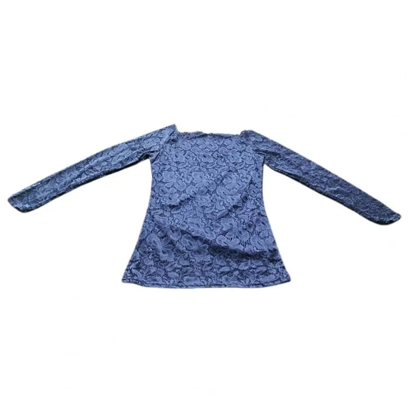 Blusa feminina sofisticada, perfeita para o dia a dia ou para o trabalho. Possui gola assimétrica e detalhes em renda bordada que adicionam um toque elegante