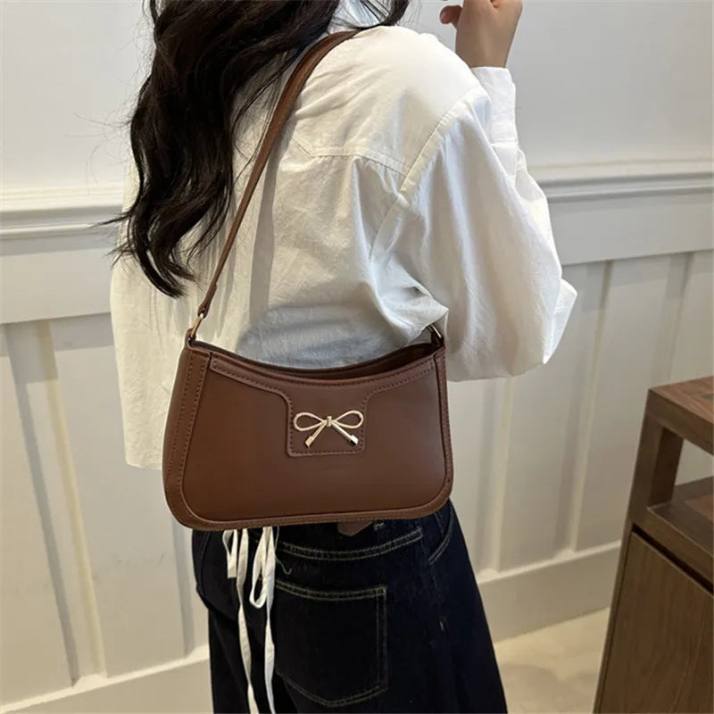 Bolsa de Ombro Estilosa com Laço de Metal – Bolsa Baguete Clássica para Uso Diário Feminino