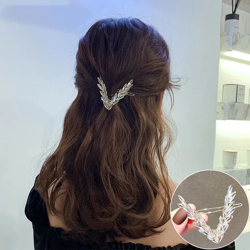 Elegantes grampos em formato V com cristais brilhantes, perfeitos para mulheres e meninas. Acessório de cabelo sofisticado que combina estilo e praticidade, ideal para uso diário ou como presente fashion.
