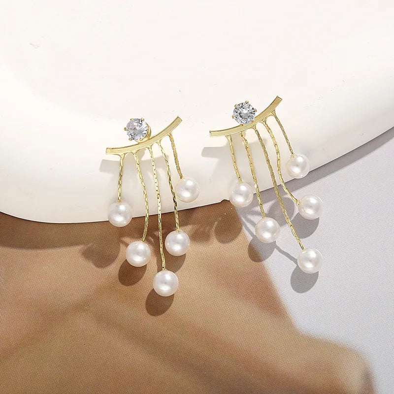 Elegantes brincos femininos com agulha em prata 925, pérolas delicadas e tassel moderno, com detalhes em zircônia. Tendência de moda coreana, perfeitos para complementar looks sofisticados e ocasiões especiais com luxo e brilho.