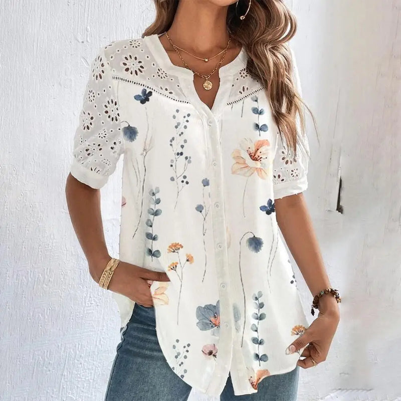 Blusa feminina de renda com mangas curtas, estilo solto e sofisticado. Perfeita para ocasiões casuais, fins de semana ou férias, combinando conforto e elegância em um look moderno.