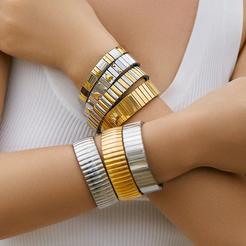 Pulseira Feminina de Aço Titânio com Coração – Design Elástico, Banhada a Ouro