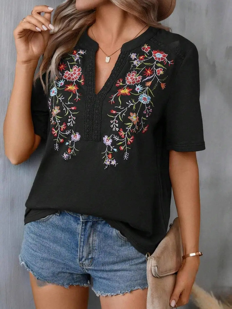 Blusa Feminina de Renda Bordada com Manga Curta – Decote V – Streetwear Floral Casual – Verão 2026