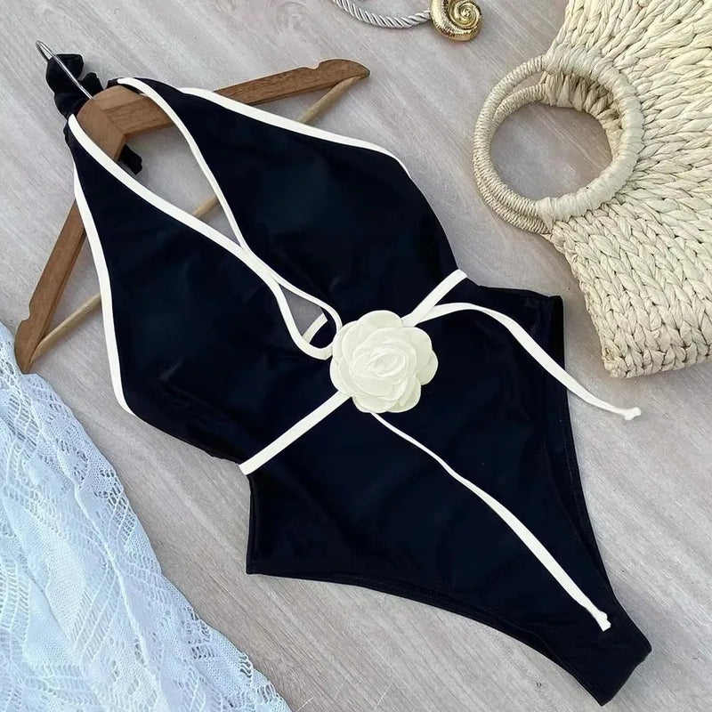 Arrase na praia ou na piscina com este maiô floral 2025 de uma peça. Com decote halter e design com amarração (bandage), ele oferece ajuste confortável, estilo moderno e sofisticação.