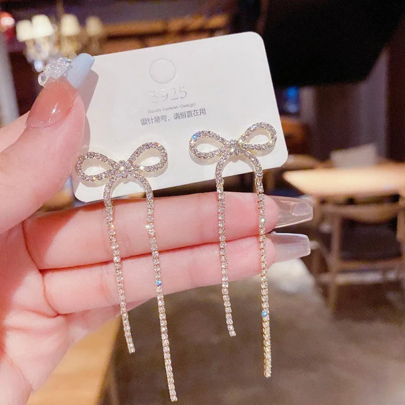 Elegantes brincos femininos com agulha em prata 925, pérolas delicadas e tassel moderno, com detalhes em zircônia. Tendência de moda coreana, perfeitos para complementar looks sofisticados e ocasiões especiais com luxo e brilho.