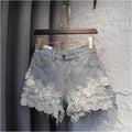 Confeccionado em jeans de alta qualidade, confortável e resistente  Design moderno e elegante, ideal para street style, passeios e eventos casuais  Modelagem que valoriza a silhueta feminina, combinando estilo e conforto
