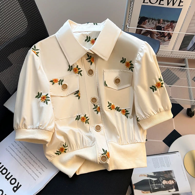Camisa Feminina de Verão em Algodão e Linho com Bordado Floral – Manga Bufante e Gola Polo