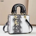 Bolsa feminina elegante e moderna, perfeita para o dia a dia ou eventos especiais. Design luxuoso com opção de uso no ombro ou transversal.