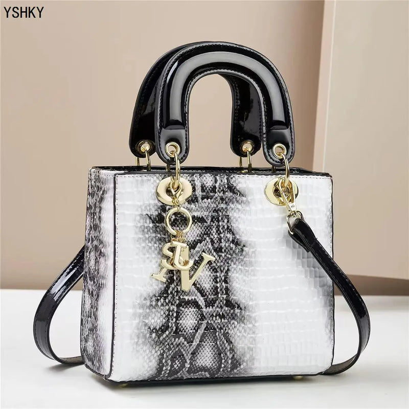 Bolsa feminina elegante e moderna, perfeita para o dia a dia ou eventos especiais. Design luxuoso com opção de uso no ombro ou transversal.