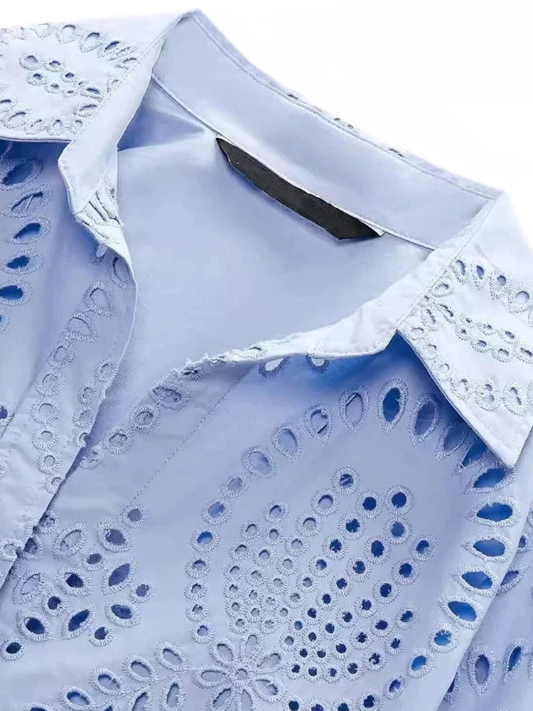 Blusa Feminina de Verão com Bordado Vazado e Gola Lapela – Manga Longa, Botões Frontais