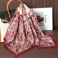 Acessório fashion e versátil em cetim macio, ideal como lenço de pescoço, echarpe, hijab, faixa de cabelo, bandana ou detalhe decorativo em bolsas. Elegância e estilo em qualquer ocasião.