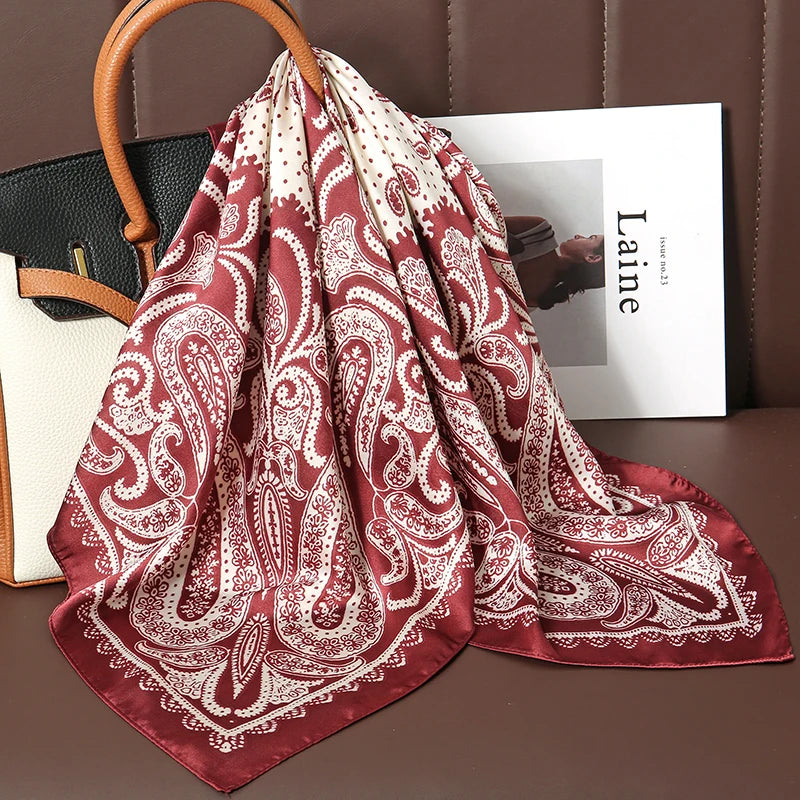 Acessório fashion e versátil em cetim macio, ideal como lenço de pescoço, echarpe, hijab, faixa de cabelo, bandana ou detalhe decorativo em bolsas. Elegância e estilo em qualquer ocasião.