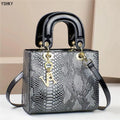 Bolsa feminina elegante e moderna, perfeita para o dia a dia ou eventos especiais. Design luxuoso com opção de uso no ombro ou transversal.