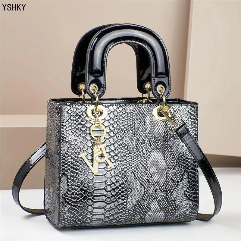 Bolsa feminina elegante e moderna, perfeita para o dia a dia ou eventos especiais. Design luxuoso com opção de uso no ombro ou transversal.