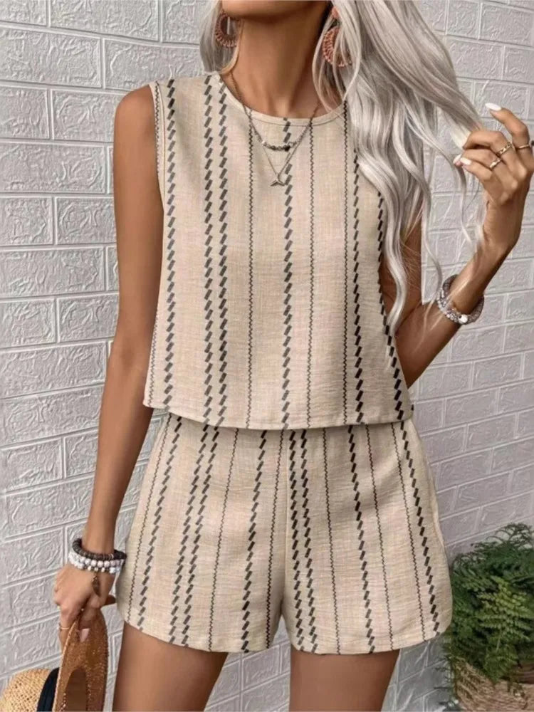 Arrase neste verão com este conjunto feminino casual 2 peças. Composto por top regata com decote O e shorts de cintura alta com estampa listrada, ele oferece conforto, leveza e estilo moderno
