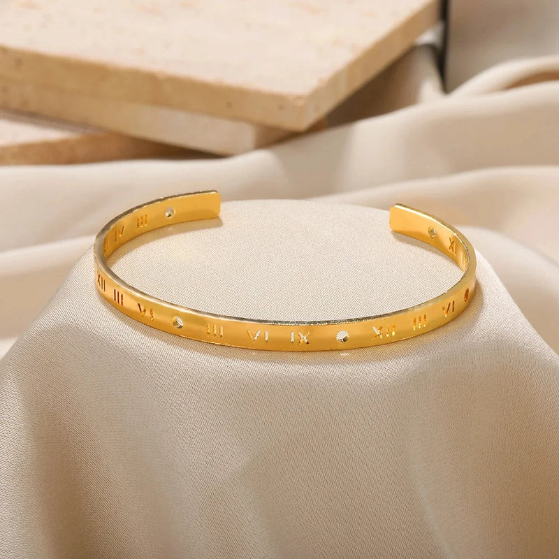 Bracelete Feminino Clássico com Padrão Relevo – Pulseira Cuff em Aço Inoxidável Dourado, Presente Elegante