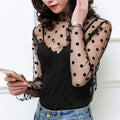 Blusa feminina elegante em renda e tule transparente, com gola alta (turtleneck) e mangas longas. Modelo justo e moderno, perfeito para looks casuais ou para sobreposição em composições sofisticadas