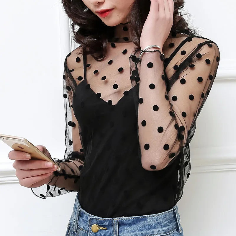 Blusa feminina elegante em renda e tule transparente, com gola alta (turtleneck) e mangas longas. Modelo justo e moderno, perfeito para looks casuais ou para sobreposição em composições sofisticadas
