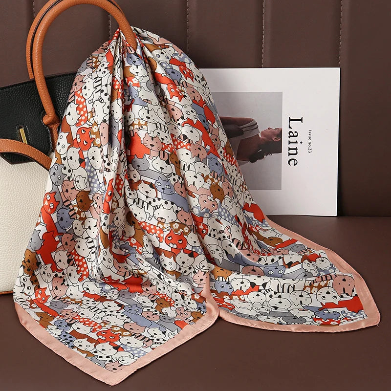Acessório fashion e versátil em cetim macio, ideal como lenço de pescoço, echarpe, hijab, faixa de cabelo, bandana ou detalhe decorativo em bolsas. Elegância e estilo em qualquer ocasião.