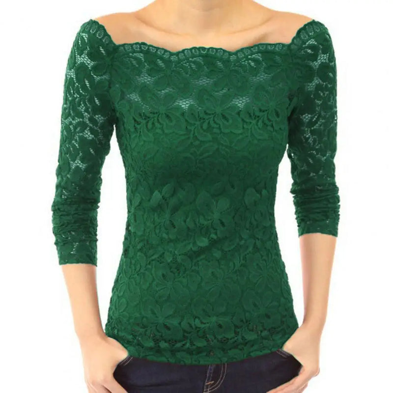Blusa feminina sofisticada, perfeita para o dia a dia ou para o trabalho. Possui gola assimétrica e detalhes em renda bordada que adicionam um toque elegante