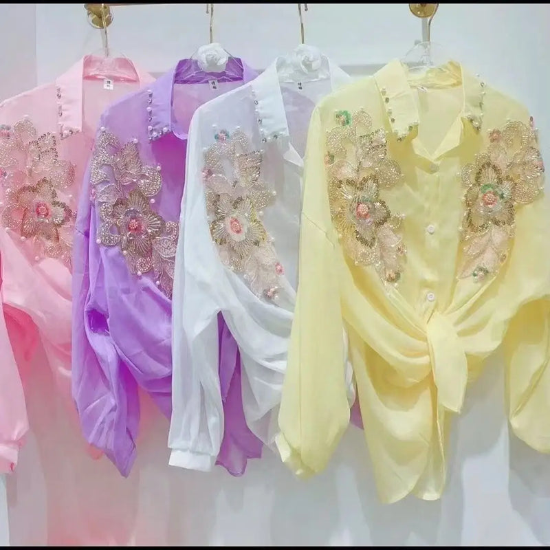 Blusa Feminina de Verão 2026 com Bordado de Flores em Paetês – Manga Longa e Fechamento Simples