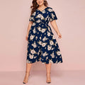Vestido feminino de corte longo, com cintura alta, mangas curtas e saia plissada em estilo. Estampa floral delicada que adiciona charme e feminilidade.