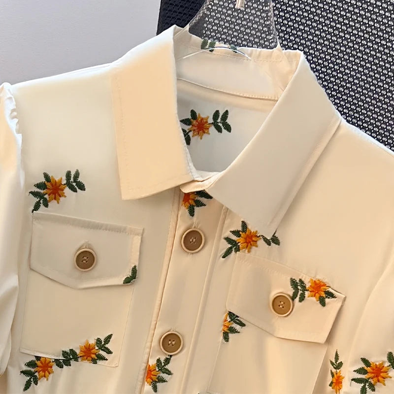 Camisa Feminina de Verão em Algodão e Linho com Bordado Floral – Manga Bufante e Gola Polo