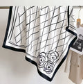 Lenço de Seda Quadrado 70x70cm – Estampa Luxuosa Feminina Lenço fashion em cetim macio, ideal para usar como faixa de cabelo, acessório de pescoço, ou detalhe em bolsas. Elegância e versatilidade em um só acessório.