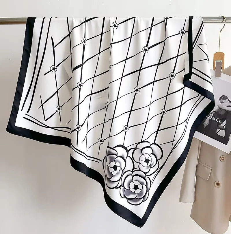 Lenço de Seda Quadrado 70x70cm – Estampa Luxuosa Feminina Lenço fashion em cetim macio, ideal para usar como faixa de cabelo, acessório de pescoço, ou detalhe em bolsas. Elegância e versatilidade em um só acessório.