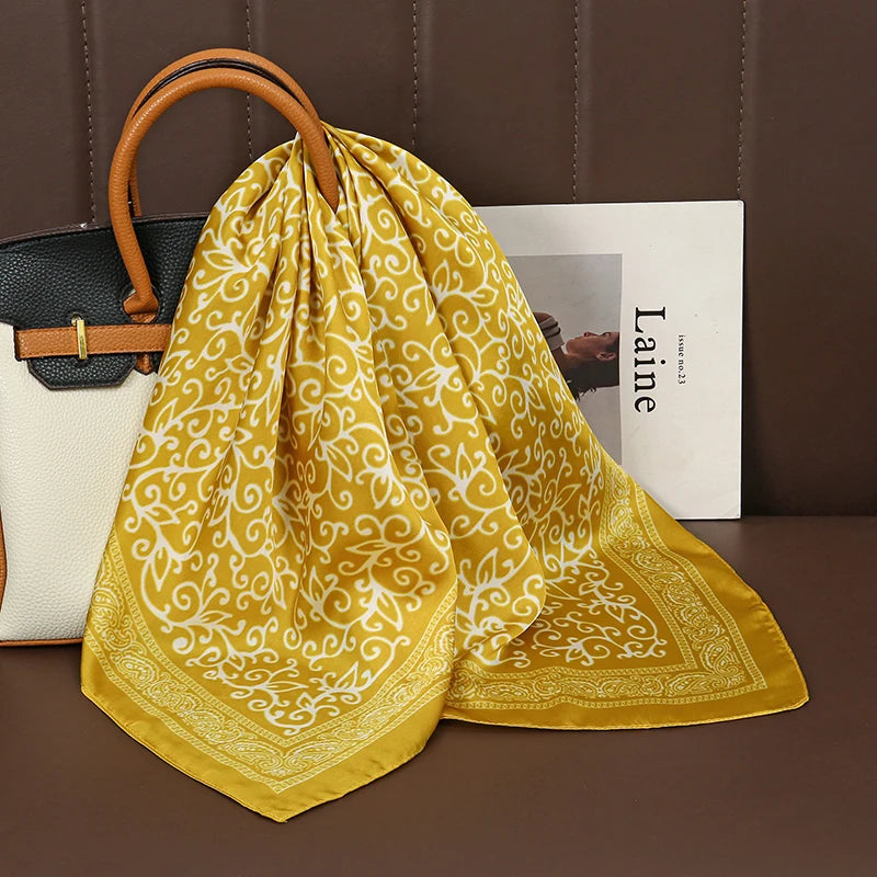 Acessório fashion e versátil em cetim macio, ideal como lenço de pescoço, echarpe, hijab, faixa de cabelo, bandana ou detalhe decorativo em bolsas. Elegância e estilo em qualquer ocasião.