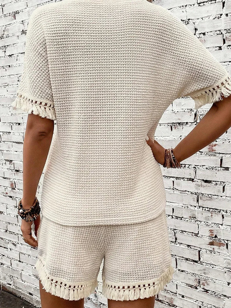 onjunto feminino leve e confortável para o verão 2025, composto por blusa solta com franjas e shorts combinando. Estilo casual e streetwear, perfeito para passeios na praia, férias ou look diário despojado.