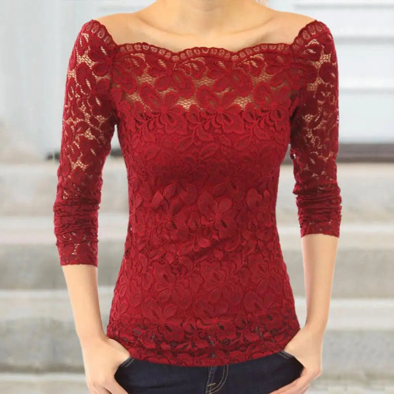 Blusa feminina sofisticada, perfeita para o dia a dia ou para o trabalho. Possui gola assimétrica e detalhes em renda bordada que adicionam um toque elegante