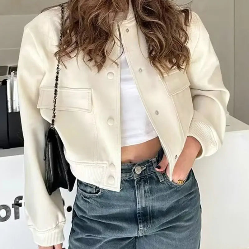 Jaqueta bomber feminina elegante, curta e slim, perfeita para streetwear e looks casuais.