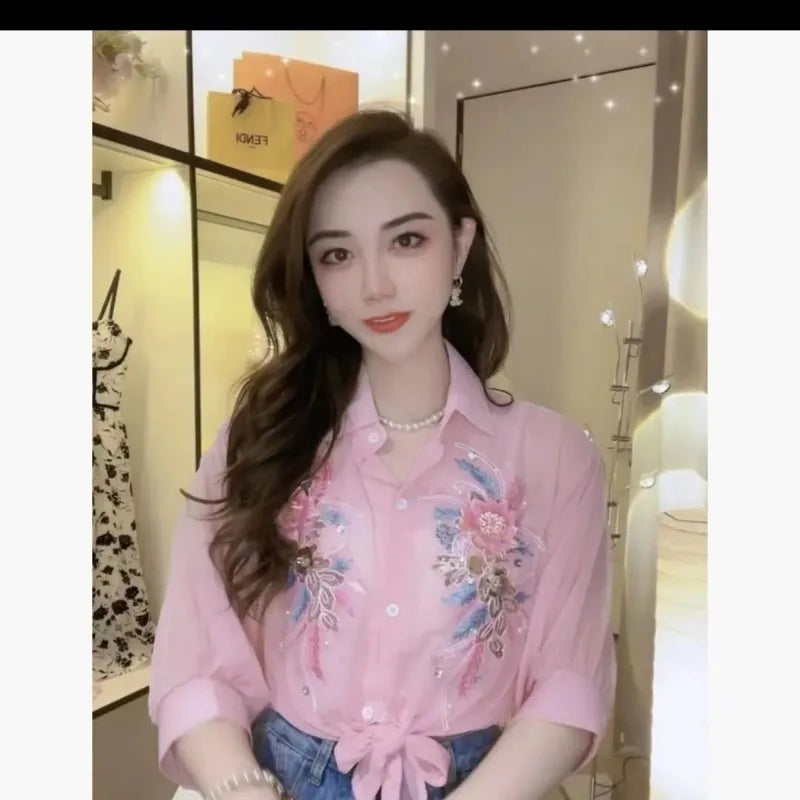 Blusa Feminina Casual 2024 – Chiffon com Bordado 3D de Flores, Paetês e Miçangas – Proteção Solar – Meia Manga