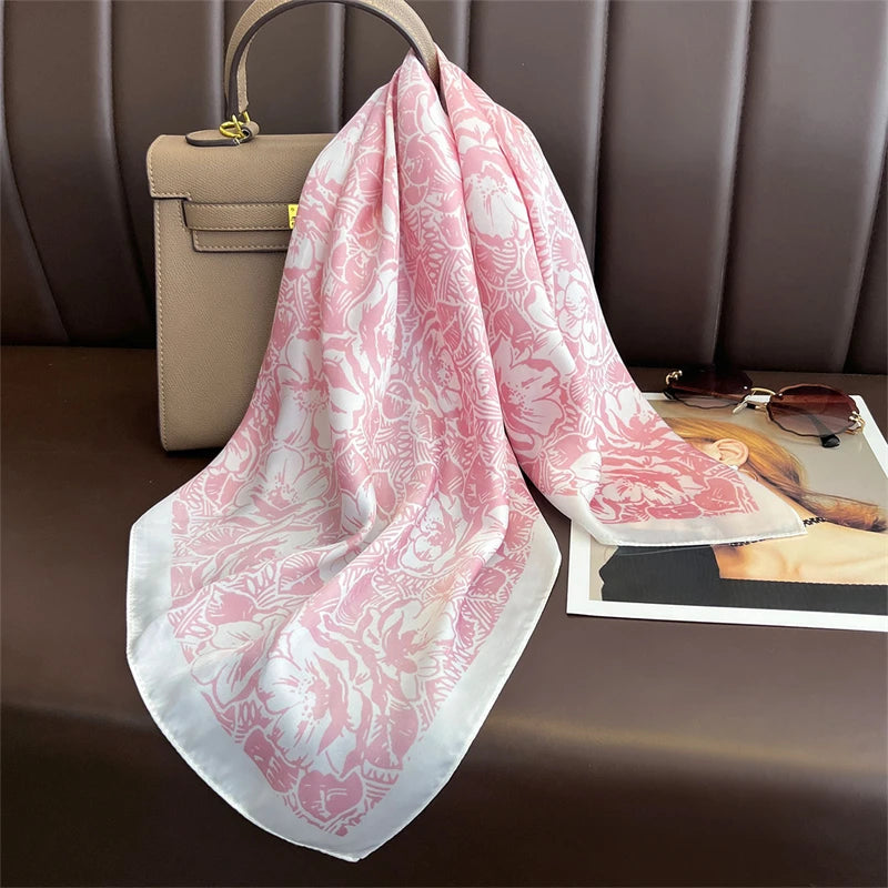 Acessório fashion e versátil em cetim macio, ideal como lenço de pescoço, echarpe, hijab, faixa de cabelo, bandana ou detalhe decorativo em bolsas. Elegância e estilo em qualquer ocasião.