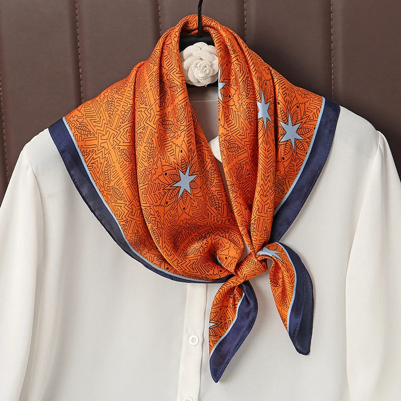 Acessório fashion e versátil em cetim macio, ideal como lenço de pescoço, echarpe, hijab, faixa de cabelo, bandana ou detalhe decorativo em bolsas. Elegância e estilo em qualquer ocasião.
