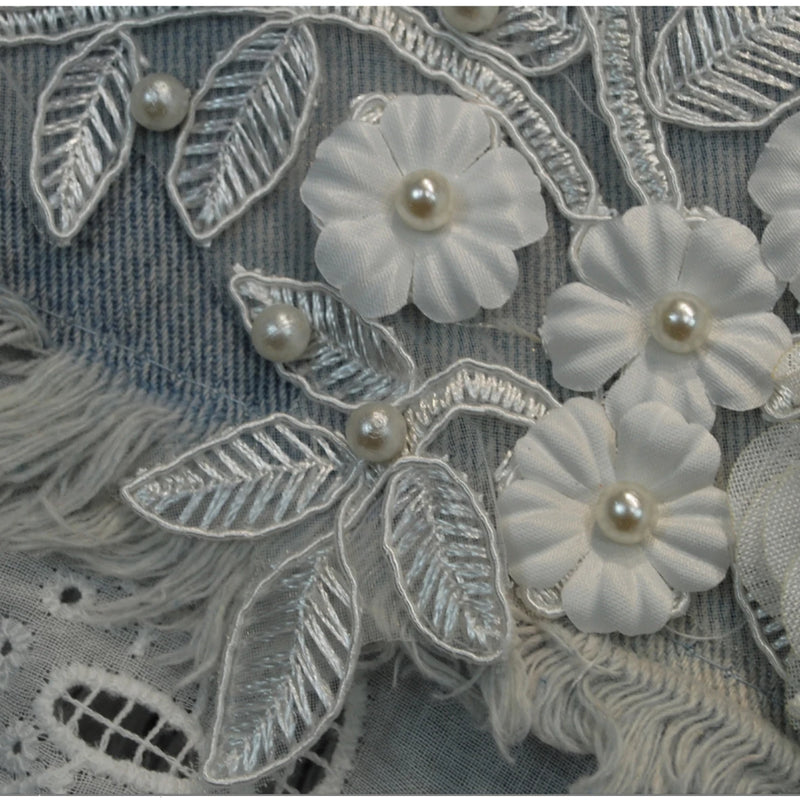 Confeccionado em jeans de alta qualidade, confortável e resistente  Design moderno e elegante, ideal para street style, passeios e eventos casuais  Modelagem que valoriza a silhueta feminina, combinando estilo e conforto