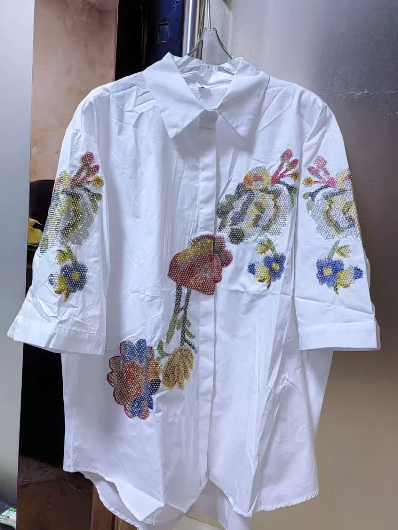 Adicione um toque delicado e elegante ao seu guarda-roupa com esta blusa feminina bordada com flores. Confeccionada em 100% algodão puro, é leve, respirável e confortável, perfeita para o verão.