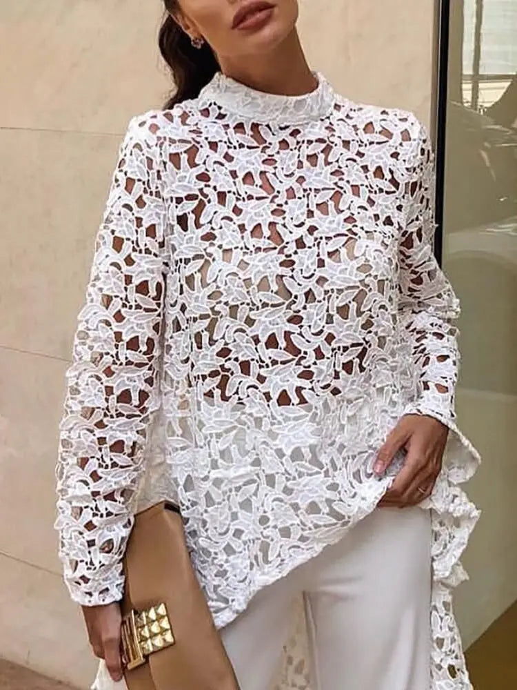 Blusa feminina elegante em renda branca com mangas longas e detalhe transparente em estilo “dovetail”. Perfeita para escritório ou ocasiões sofisticadas, combina charme, feminilidade e conforto em um visual moderno e sexy.