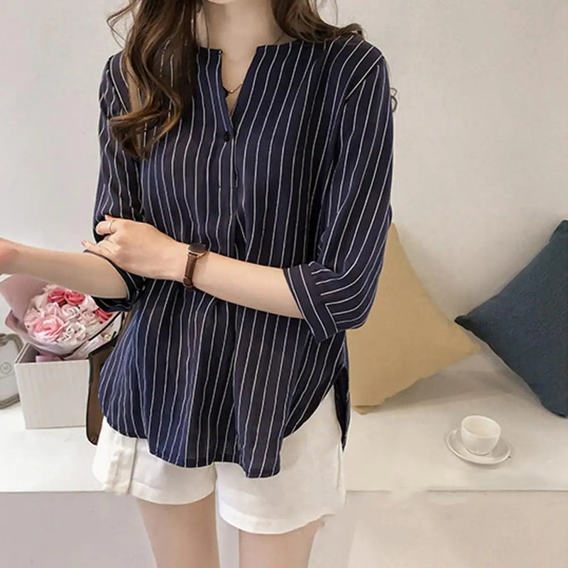 Blusa feminina confortável em poliéster, com design de botões sofisticado, perfeita para escritório ou reuniões. Modelo elegante e versátil, combina facilmente com calças, saias ou terninhos