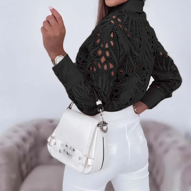 Blusa Feminina Elegante em Renda com Manga Longa – Hollow Design, 2026 Primavera/Outono  Design moderno com detalhes em renda e partes vazadas (hollow), conferindo sofisticação e estilo  Manga longa, ideal para conforto e looks elegantes