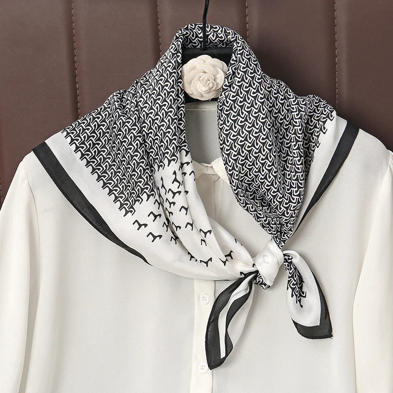 Acessório fashion e versátil em cetim macio, ideal como lenço de pescoço, echarpe, hijab, faixa de cabelo, bandana ou detalhe decorativo em bolsas. Elegância e estilo em qualquer ocasião.