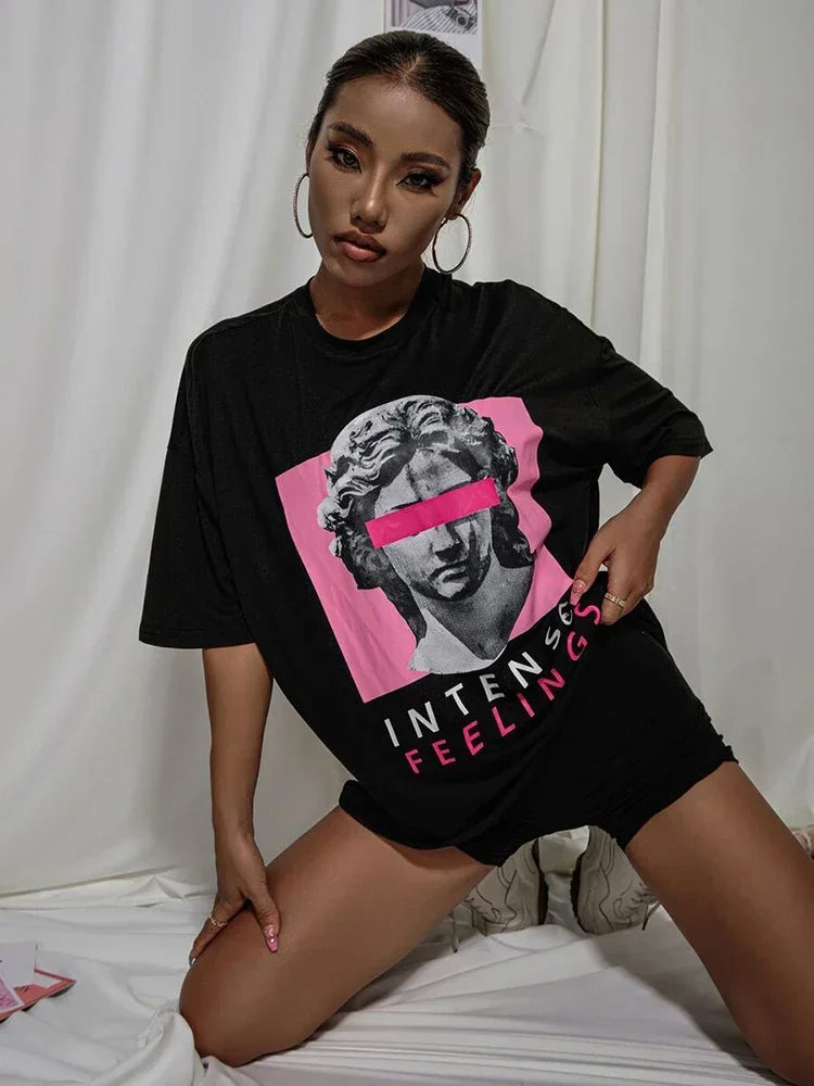 Camiseta feminina estilo streetwear, oversized e confortável