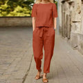 Conjunto elegante e confortável para o verão 2024, composto por blusa de manga curta com decote redondo e calça pantalona com cintura elástica e amarração. Estilo retrô moderno, ideal para looks casuais