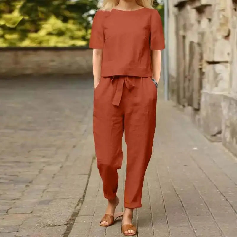 Conjunto elegante e confortável para o verão 2024, composto por blusa de manga curta com decote redondo e calça pantalona com cintura elástica e amarração. Estilo retrô moderno, ideal para looks casuais