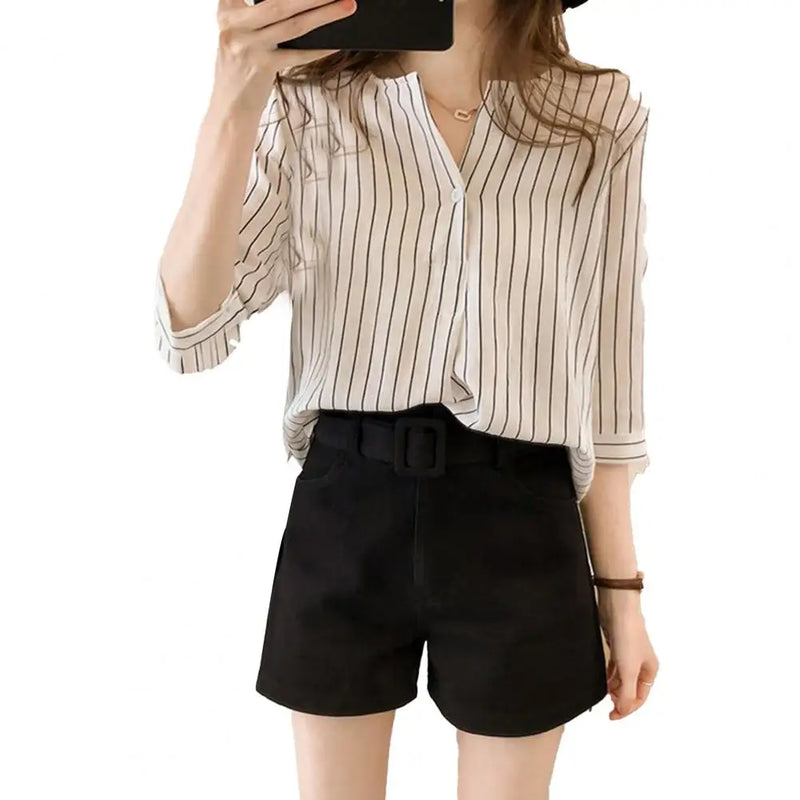 Blusa feminina confortável em poliéster, com design de botões sofisticado, perfeita para escritório ou reuniões. Modelo elegante e versátil, combina facilmente com calças, saias ou terninhos